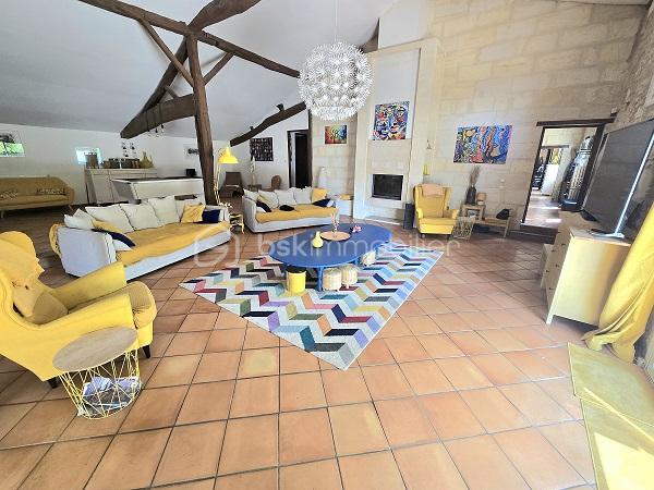 Située à 25 mn de LIBOURNE, à 35 mn de ST EMILION, à 45 mn de BLAYE et du pont d'Aquitaine de Bordeaux, cette magnifique maison en pierres, de 379 m2, sur un terrain clôturé et arboré de plus de 1.8 hectare, entièrement rénovée, vous séduira par ses volumes et ses prestations de standing. Cette demeure est composée d'une cuisine entièrement équipée de 33 m2, d'un salon/salle à manger de 105 m2, d'un bureau, de 4 chambres, de 2 salles de bain, 2 salles d'eau, 4 WC, une buanderie, un cellier et une mezzanine de 16 m2. Des dépendances (garage, cave, cellier, réserve à granules) et une piscine 10m X 4m, avec son pool house, complètent ces prestations. Chauffage à granules + cheminée avec un insert. COUP DE COEUR absolu !!!