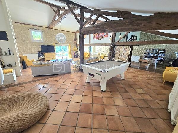 Située à 25 mn de LIBOURNE, à 35 mn de ST EMILION, à 45 mn de BLAYE et du pont d'Aquitaine de Bordeaux, cette magnifique maison en pierres, de 379 m2, sur un terrain clôturé et arboré de plus de 1.8 hectare, entièrement rénovée, vous séduira par ses volumes et ses prestations de standing. Cette demeure est composée d'une cuisine entièrement équipée de 33 m2, d'un salon/salle à manger de 105 m2, d'un bureau, de 4 chambres, de 2 salles de bain, 2 salles d'eau, 4 WC, une buanderie, un cellier et une mezzanine de 16 m2. Des dépendances (garage, cave, cellier, réserve à granules) et une piscine 10m X 4m, avec son pool house, complètent ces prestations. Chauffage à granules + cheminée avec un insert. COUP DE COEUR absolu !!!