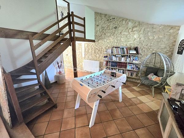 Située à 25 mn de LIBOURNE, à 35 mn de ST EMILION, à 45 mn de BLAYE et du pont d'Aquitaine de Bordeaux, cette magnifique maison en pierres, de 379 m2, sur un terrain clôturé et arboré de plus de 1.8 hectare, entièrement rénovée, vous séduira par ses volumes et ses prestations de standing. Cette demeure est composée d'une cuisine entièrement équipée de 33 m2, d'un salon/salle à manger de 105 m2, d'un bureau, de 4 chambres, de 2 salles de bain, 2 salles d'eau, 4 WC, une buanderie, un cellier et une mezzanine de 16 m2. Des dépendances (garage, cave, cellier, réserve à granules) et une piscine 10m X 4m, avec son pool house, complètent ces prestations. Chauffage à granules + cheminée avec un insert. COUP DE COEUR absolu !!!