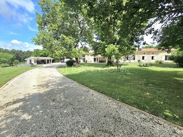Située à 25 mn de LIBOURNE, à 35 mn de ST EMILION, à 45 mn de BLAYE et du pont d'Aquitaine de Bordeaux, cette magnifique maison en pierres, de 379 m2, sur un terrain clôturé et arboré de plus de 1.8 hectare, entièrement rénovée, vous séduira par ses volumes et ses prestations de standing. Cette demeure est composée d'une cuisine entièrement équipée de 33 m2, d'un salon/salle à manger de 105 m2, d'un bureau, de 4 chambres, de 2 salles de bain, 2 salles d'eau, 4 WC, une buanderie, un cellier et une mezzanine de 16 m2. Des dépendances (garage, cave, cellier, réserve à granules) et une piscine 10m X 4m, avec son pool house, complètent ces prestations. Chauffage à granules + cheminée avec un insert. COUP DE COEUR absolu !!!