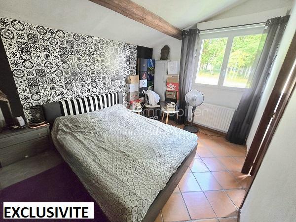 Située à 25 mn de LIBOURNE, à 35 mn de ST EMILION, à 45 mn de BLAYE et du pont d'Aquitaine de Bordeaux, cette magnifique maison en pierres, de 379 m2, sur un terrain clôturé et arboré de plus de 1.8 hectare, entièrement rénovée, vous séduira par ses volumes et ses prestations de standing. Cette demeure est composée d'une cuisine entièrement équipée de 33 m2, d'un salon/salle à manger de 105 m2, d'un bureau, de 4 chambres, de 2 salles de bain, 2 salles d'eau, 4 WC, une buanderie, un cellier et une mezzanine de 16 m2. Des dépendances (garage, cave, cellier, réserve à granules) et une piscine 10m X 4m, avec son pool house, complètent ces prestations. Chauffage à granules + cheminée avec un insert. COUP DE COEUR absolu !!!
