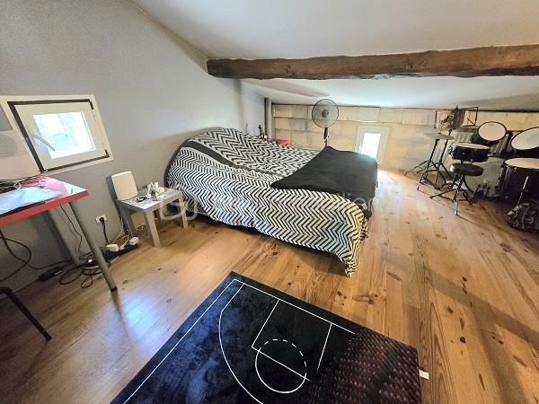 Située à 25 mn de LIBOURNE, à 35 mn de ST EMILION, à 45 mn de BLAYE et du pont d'Aquitaine de Bordeaux, cette magnifique maison en pierres, de 379 m2, sur un terrain clôturé et arboré de plus de 1.8 hectare, entièrement rénovée, vous séduira par ses volumes et ses prestations de standing. Cette demeure est composée d'une cuisine entièrement équipée de 33 m2, d'un salon/salle à manger de 105 m2, d'un bureau, de 4 chambres, de 2 salles de bain, 2 salles d'eau, 4 WC, une buanderie, un cellier et une mezzanine de 16 m2. Des dépendances (garage, cave, cellier, réserve à granules) et une piscine 10m X 4m, avec son pool house, complètent ces prestations. Chauffage à granules + cheminée avec un insert. COUP DE COEUR absolu !!!