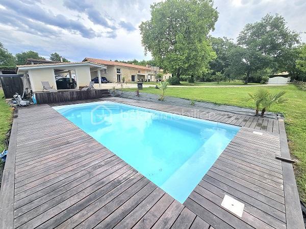 Située à 25 mn de LIBOURNE, à 35 mn de ST EMILION, à 45 mn de BLAYE et du pont d'Aquitaine de Bordeaux, cette magnifique maison en pierres, de 379 m2, sur un terrain clôturé et arboré de plus de 1.8 hectare, entièrement rénovée, vous séduira par ses volumes et ses prestations de standing. Cette demeure est composée d'une cuisine entièrement équipée de 33 m2, d'un salon/salle à manger de 105 m2, d'un bureau, de 4 chambres, de 2 salles de bain, 2 salles d'eau, 4 WC, une buanderie, un cellier et une mezzanine de 16 m2. Des dépendances (garage, cave, cellier, réserve à granules) et une piscine 10m X 4m, avec son pool house, complètent ces prestations. Chauffage à granules + cheminée avec un insert. COUP DE COEUR absolu !!!