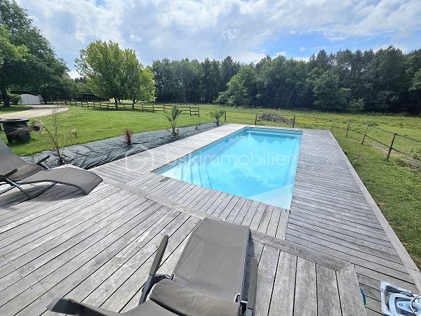 Située à 25 mn de LIBOURNE, à 35 mn de ST EMILION, à 45 mn de BLAYE et du pont d'Aquitaine de Bordeaux, cette magnifique maison en pierres, de 379 m2, sur un terrain clôturé et arboré de plus de 1.8 hectare, entièrement rénovée, vous séduira par ses volumes et ses prestations de standing. Cette demeure est composée d'une cuisine entièrement équipée de 33 m2, d'un salon/salle à manger de 105 m2, d'un bureau, de 4 chambres, de 2 salles de bain, 2 salles d'eau, 4 WC, une buanderie, un cellier et une mezzanine de 16 m2. Des dépendances (garage, cave, cellier, réserve à granules) et une piscine 10m X 4m, avec son pool house, complètent ces prestations. Chauffage à granules + cheminée avec un insert. COUP DE COEUR absolu !!!