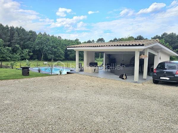 Située à 25 mn de LIBOURNE, à 35 mn de ST EMILION, à 45 mn de BLAYE et du pont d'Aquitaine de Bordeaux, cette magnifique maison en pierres, de 379 m2, sur un terrain clôturé et arboré de plus de 1.8 hectare, entièrement rénovée, vous séduira par ses volumes et ses prestations de standing. Cette demeure est composée d'une cuisine entièrement équipée de 33 m2, d'un salon/salle à manger de 105 m2, d'un bureau, de 4 chambres, de 2 salles de bain, 2 salles d'eau, 4 WC, une buanderie, un cellier et une mezzanine de 16 m2. Des dépendances (garage, cave, cellier, réserve à granules) et une piscine 10m X 4m, avec son pool house, complètent ces prestations. Chauffage à granules + cheminée avec un insert. COUP DE COEUR absolu !!!