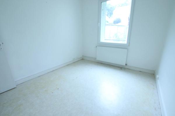 GIEN partie d'immeuble de 3 lots principaux avec garages et caves