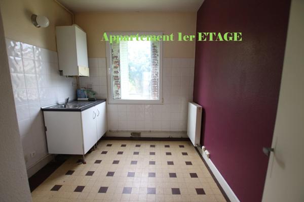 GIEN partie d'immeuble de 3 lots principaux avec garages et caves