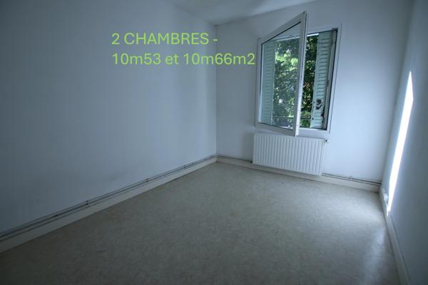 GIEN partie d'immeuble de 3 lots principaux avec garages et caves