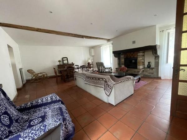 Maison - Proximite oloron-sainte-marie - Réf.:205426 PROXIMITE OLORON - GRANDE MAISON T6 EN PIERRES AVEC COUR, JARDIN ET GARAGE AU CACHET DE L' ANCIEN -