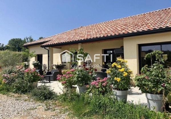 Venez découvrir cette maison de plain-pied mitoyenne alliant confort et simplicité. Avec ses beaux volumes, ses 3 chambres et son espace de vie ouvert, elle s’adapte à tous les projets de vie.