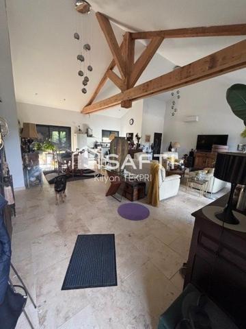 Venez découvrir cette maison de plain-pied mitoyenne alliant confort et simplicité. Avec ses beaux volumes, ses 3 chambres et son espace de vie ouvert, elle s’adapte à tous les projets de vie.