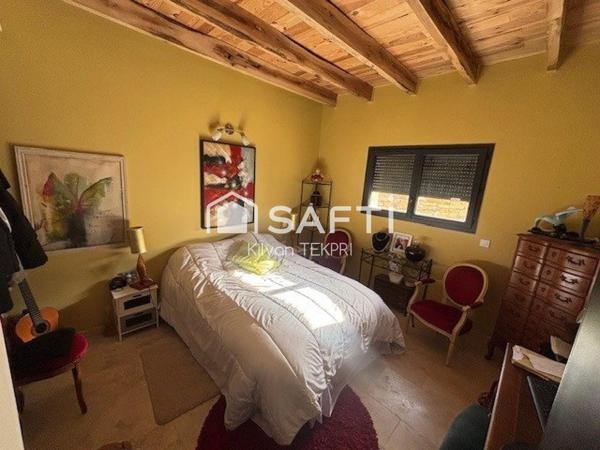 Venez découvrir cette maison de plain-pied mitoyenne alliant confort et simplicité. Avec ses beaux volumes, ses 3 chambres et son espace de vie ouvert, elle s’adapte à tous les projets de vie.