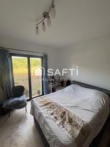 Venez découvrir cette maison de plain-pied mitoyenne alliant confort et simplicité. Avec ses beaux volumes, ses 3 chambres et son espace de vie ouvert, elle s’adapte à tous les projets de vie.