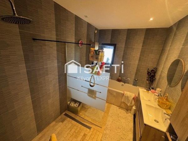 Venez découvrir cette maison de plain-pied mitoyenne alliant confort et simplicité. Avec ses beaux volumes, ses 3 chambres et son espace de vie ouvert, elle s’adapte à tous les projets de vie.