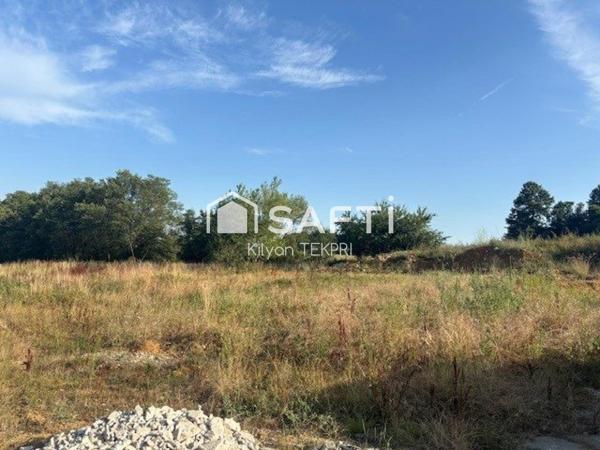 Venez découvrir cette maison de plain-pied mitoyenne alliant confort et simplicité. Avec ses beaux volumes, ses 3 chambres et son espace de vie ouvert, elle s’adapte à tous les projets de vie.