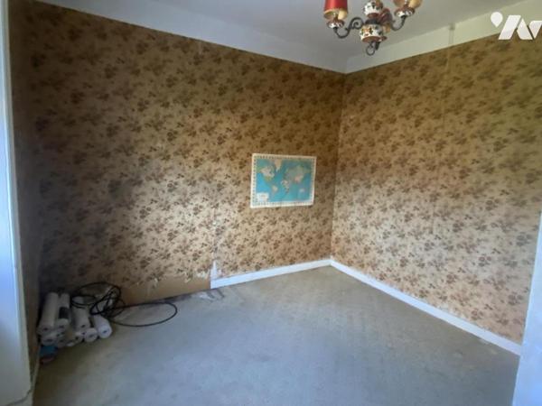 ENSEMBLE IMMOBILIER AVEC DEPENDANCES ET TERRAIN 