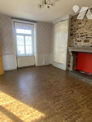 ENSEMBLE IMMOBILIER AVEC DEPENDANCES ET TERRAIN 