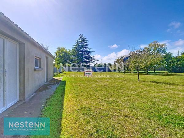 A VENDRE - TREGUEUX - Terrain constructible de 893 m²- hors lotissement - libre de constructeur