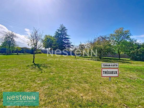 A VENDRE - TREGUEUX - Terrain constructible de 893 m²- hors lotissement - libre de constructeur
