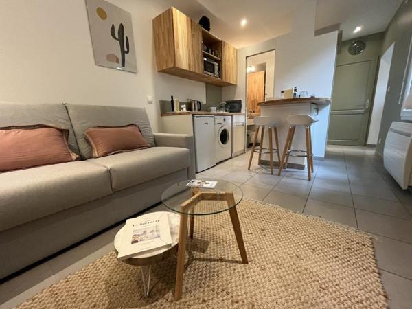 STUDIO MEUBLÉ AVEC COUR PRIVATIVE