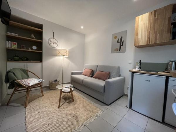 STUDIO MEUBLÉ AVEC COUR PRIVATIVE