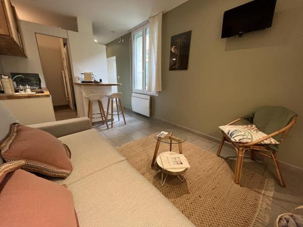 STUDIO MEUBLÉ AVEC COUR PRIVATIVE
