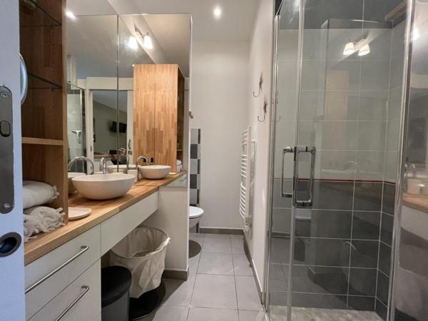 STUDIO MEUBLÉ AVEC COUR PRIVATIVE