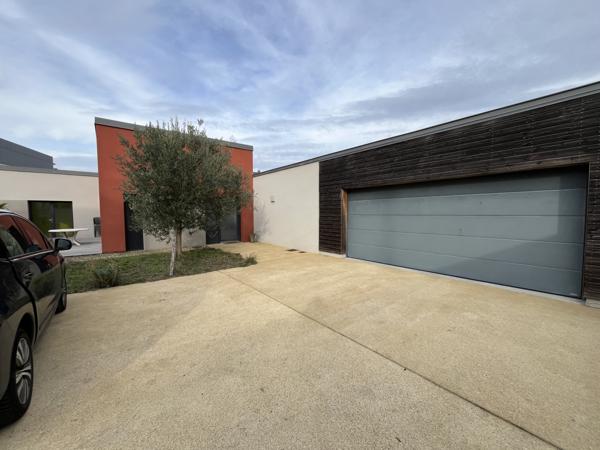 Thouars (79100) ref 97676. THOUARS centre a deux pas des commerces et du marché , maison d'architecte de plain pied sur terrai