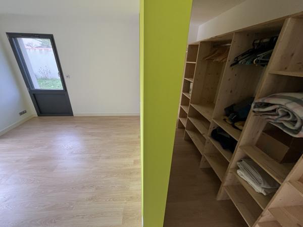 Thouars (79100) ref 97676. THOUARS centre a deux pas des commerces et du marché , maison d'architecte de plain pied sur terrai