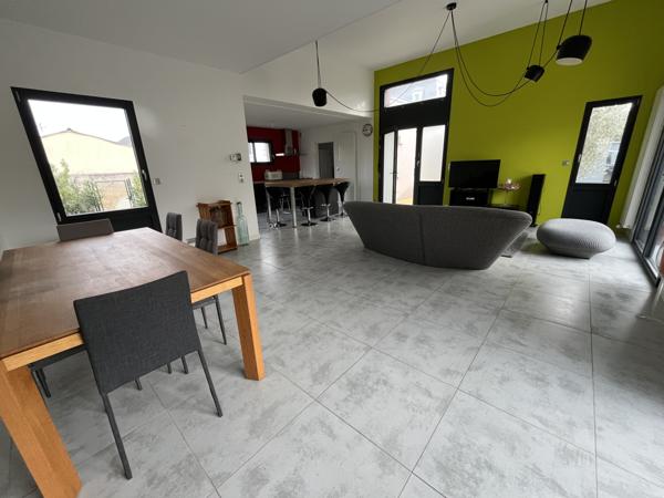 Thouars (79100) ref 97676. THOUARS centre a deux pas des commerces et du marché , maison d'architecte de plain pied sur terrai