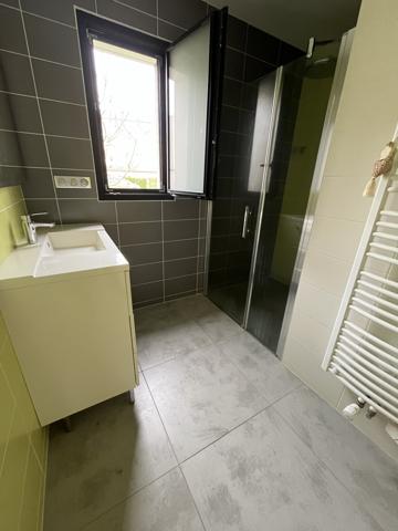 Thouars (79100) ref 97676. THOUARS centre a deux pas des commerces et du marché , maison d'architecte de plain pied sur terrai