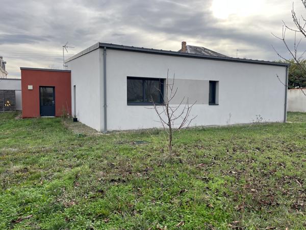 Thouars (79100) ref 97676. THOUARS centre a deux pas des commerces et du marché , maison d'architecte de plain pied sur terrai