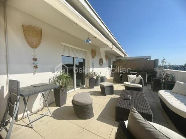 EN EXCLUSIVITÉ – AIMARGUES – GRAND APPARTEMENT 3 CHAMBRES AVEC TERRASSES

Un appartement rare par ses volumes, ses extérieurs et ses prestations !

Au cœur d’Aimargues, à proximité immédiate de tous les commerces et services, découvrez ce bel appartement de 2ᵉ étage au sein d’une résidence sécurisée.

Dès l’entrée, vous serez séduit par ses beaux volumes et sa luminosité.

La partie jour offre un agréable salon séjour avec cuisine ouverte entièrement équipée, l’ensemble bénéficiant d’un accès direct à une magnifique terrasse de plus de 38 m², idéale pour profiter des beaux jours, recevoir ou simplement se détendre.

Côté nuit, un vaste dégagement avec placard dessert trois belles chambres, dont deux disposent de placards et de portes-fenêtres ouvrant sur une seconde terrasse de plus de 24 m².

L’appartement comprend également :

Une salle d’eau avec grande douche
Des WC indépendants avec lave-mains
De nombreux rangements

Un garage fermé ainsi que 3 places de stationnement privatives complètent ce bien, un véritable atout au quotidien.

LES + DU BIEN
Deux grandes terrasses de 38 m² et 24 m² sans vis à vis
Grands Stores bannes motorisés sur terrasses
Garage fermé
3 places de parking privés
Climatisation dans la partie jour et la partie nuit
Menuiseries PVC double vitrage
Volets roulants électriques
Cuisine équipée
Nombreux rangements
Résidence sécurisée
UNE SITUATION IDÉALE

Vous profiterez d’un emplacement pratique, proche de tous les commerces et services médicaux, avec un accès rapide à l’autoroute.

Nîmes : environ 20 minutes
Montpellier : environ 30 minutes
Les plages : environ 30 minutes

Un appartement familial aux prestations recherchées, bénéficiant de deux véritables espaces extérieurs et de 4 stationnements au total.

Une opportunité à découvrir sans tarder ! Contactez moi pour organiser votre visite.