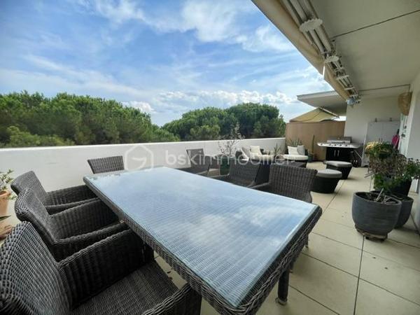 EN EXCLUSIVITÉ – AIMARGUES – GRAND APPARTEMENT 3 CHAMBRES AVEC TERRASSES

Un appartement rare par ses volumes, ses extérieurs et ses prestations !

Au cœur d’Aimargues, à proximité immédiate de tous les commerces et services, découvrez ce bel appartement de 2ᵉ étage au sein d’une résidence sécurisée.

Dès l’entrée, vous serez séduit par ses beaux volumes et sa luminosité.

La partie jour offre un agréable salon séjour avec cuisine ouverte entièrement équipée, l’ensemble bénéficiant d’un accès direct à une magnifique terrasse de plus de 38 m², idéale pour profiter des beaux jours, recevoir ou simplement se détendre.

Côté nuit, un vaste dégagement avec placard dessert trois belles chambres, dont deux disposent de placards et de portes-fenêtres ouvrant sur une seconde terrasse de plus de 24 m².

L’appartement comprend également :

Une salle d’eau avec grande douche
Des WC indépendants avec lave-mains
De nombreux rangements

Un garage fermé ainsi que 3 places de stationnement privatives complètent ce bien, un véritable atout au quotidien.

LES + DU BIEN
Deux grandes terrasses de 38 m² et 24 m² sans vis à vis
Grands Stores bannes motorisés sur terrasses
Garage fermé
3 places de parking privés
Climatisation dans la partie jour et la partie nuit
Menuiseries PVC double vitrage
Volets roulants électriques
Cuisine équipée
Nombreux rangements
Résidence sécurisée
UNE SITUATION IDÉALE

Vous profiterez d’un emplacement pratique, proche de tous les commerces et services médicaux, avec un accès rapide à l’autoroute.

Nîmes : environ 20 minutes
Montpellier : environ 30 minutes
Les plages : environ 30 minutes

Un appartement familial aux prestations recherchées, bénéficiant de deux véritables espaces extérieurs et de 4 stationnements au total.

Une opportunité à découvrir sans tarder ! Contactez moi pour organiser votre visite.