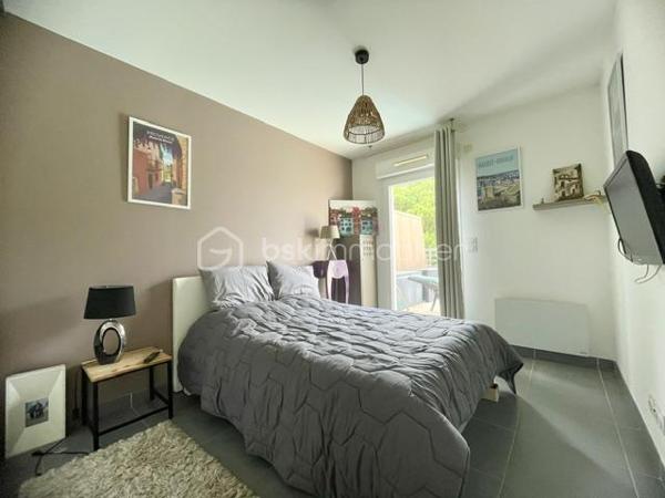 EN EXCLUSIVITÉ – AIMARGUES – GRAND APPARTEMENT 3 CHAMBRES AVEC TERRASSES

Un appartement rare par ses volumes, ses extérieurs et ses prestations !

Au cœur d’Aimargues, à proximité immédiate de tous les commerces et services, découvrez ce bel appartement de 2ᵉ étage au sein d’une résidence sécurisée.

Dès l’entrée, vous serez séduit par ses beaux volumes et sa luminosité.

La partie jour offre un agréable salon séjour avec cuisine ouverte entièrement équipée, l’ensemble bénéficiant d’un accès direct à une magnifique terrasse de plus de 38 m², idéale pour profiter des beaux jours, recevoir ou simplement se détendre.

Côté nuit, un vaste dégagement avec placard dessert trois belles chambres, dont deux disposent de placards et de portes-fenêtres ouvrant sur une seconde terrasse de plus de 24 m².

L’appartement comprend également :

Une salle d’eau avec grande douche
Des WC indépendants avec lave-mains
De nombreux rangements

Un garage fermé ainsi que 3 places de stationnement privatives complètent ce bien, un véritable atout au quotidien.

LES + DU BIEN
Deux grandes terrasses de 38 m² et 24 m² sans vis à vis
Grands Stores bannes motorisés sur terrasses
Garage fermé
3 places de parking privés
Climatisation dans la partie jour et la partie nuit
Menuiseries PVC double vitrage
Volets roulants électriques
Cuisine équipée
Nombreux rangements
Résidence sécurisée
UNE SITUATION IDÉALE

Vous profiterez d’un emplacement pratique, proche de tous les commerces et services médicaux, avec un accès rapide à l’autoroute.

Nîmes : environ 20 minutes
Montpellier : environ 30 minutes
Les plages : environ 30 minutes

Un appartement familial aux prestations recherchées, bénéficiant de deux véritables espaces extérieurs et de 4 stationnements au total.

Une opportunité à découvrir sans tarder ! Contactez moi pour organiser votre visite.