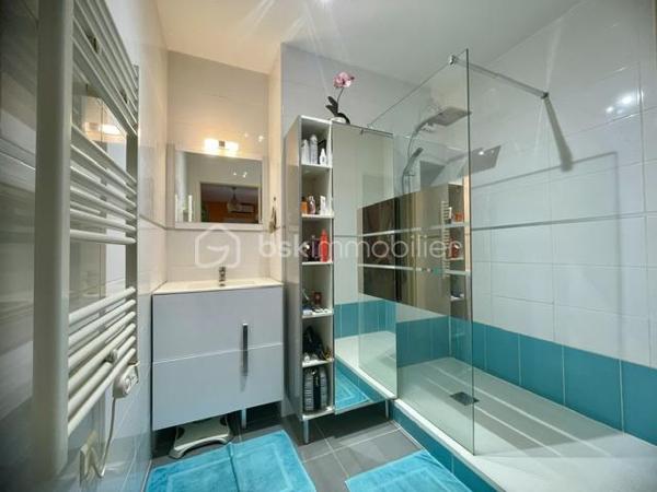 EN EXCLUSIVITÉ – AIMARGUES – GRAND APPARTEMENT 3 CHAMBRES AVEC TERRASSES

Un appartement rare par ses volumes, ses extérieurs et ses prestations !

Au cœur d’Aimargues, à proximité immédiate de tous les commerces et services, découvrez ce bel appartement de 2ᵉ étage au sein d’une résidence sécurisée.

Dès l’entrée, vous serez séduit par ses beaux volumes et sa luminosité.

La partie jour offre un agréable salon séjour avec cuisine ouverte entièrement équipée, l’ensemble bénéficiant d’un accès direct à une magnifique terrasse de plus de 38 m², idéale pour profiter des beaux jours, recevoir ou simplement se détendre.

Côté nuit, un vaste dégagement avec placard dessert trois belles chambres, dont deux disposent de placards et de portes-fenêtres ouvrant sur une seconde terrasse de plus de 24 m².

L’appartement comprend également :

Une salle d’eau avec grande douche
Des WC indépendants avec lave-mains
De nombreux rangements

Un garage fermé ainsi que 3 places de stationnement privatives complètent ce bien, un véritable atout au quotidien.

LES + DU BIEN
Deux grandes terrasses de 38 m² et 24 m² sans vis à vis
Grands Stores bannes motorisés sur terrasses
Garage fermé
3 places de parking privés
Climatisation dans la partie jour et la partie nuit
Menuiseries PVC double vitrage
Volets roulants électriques
Cuisine équipée
Nombreux rangements
Résidence sécurisée
UNE SITUATION IDÉALE

Vous profiterez d’un emplacement pratique, proche de tous les commerces et services médicaux, avec un accès rapide à l’autoroute.

Nîmes : environ 20 minutes
Montpellier : environ 30 minutes
Les plages : environ 30 minutes

Un appartement familial aux prestations recherchées, bénéficiant de deux véritables espaces extérieurs et de 4 stationnements au total.

Une opportunité à découvrir sans tarder ! Contactez moi pour organiser votre visite.