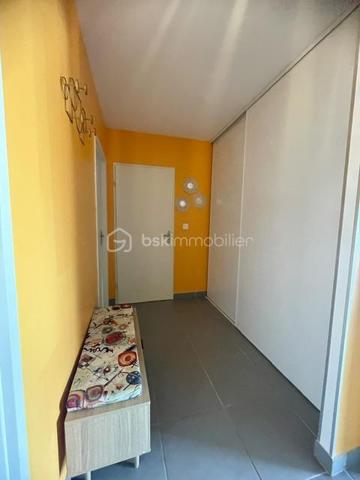 EN EXCLUSIVITÉ – AIMARGUES – GRAND APPARTEMENT 3 CHAMBRES AVEC TERRASSES

Un appartement rare par ses volumes, ses extérieurs et ses prestations !

Au cœur d’Aimargues, à proximité immédiate de tous les commerces et services, découvrez ce bel appartement de 2ᵉ étage au sein d’une résidence sécurisée.

Dès l’entrée, vous serez séduit par ses beaux volumes et sa luminosité.

La partie jour offre un agréable salon séjour avec cuisine ouverte entièrement équipée, l’ensemble bénéficiant d’un accès direct à une magnifique terrasse de plus de 38 m², idéale pour profiter des beaux jours, recevoir ou simplement se détendre.

Côté nuit, un vaste dégagement avec placard dessert trois belles chambres, dont deux disposent de placards et de portes-fenêtres ouvrant sur une seconde terrasse de plus de 24 m².

L’appartement comprend également :

Une salle d’eau avec grande douche
Des WC indépendants avec lave-mains
De nombreux rangements

Un garage fermé ainsi que 3 places de stationnement privatives complètent ce bien, un véritable atout au quotidien.

LES + DU BIEN
Deux grandes terrasses de 38 m² et 24 m² sans vis à vis
Grands Stores bannes motorisés sur terrasses
Garage fermé
3 places de parking privés
Climatisation dans la partie jour et la partie nuit
Menuiseries PVC double vitrage
Volets roulants électriques
Cuisine équipée
Nombreux rangements
Résidence sécurisée
UNE SITUATION IDÉALE

Vous profiterez d’un emplacement pratique, proche de tous les commerces et services médicaux, avec un accès rapide à l’autoroute.

Nîmes : environ 20 minutes
Montpellier : environ 30 minutes
Les plages : environ 30 minutes

Un appartement familial aux prestations recherchées, bénéficiant de deux véritables espaces extérieurs et de 4 stationnements au total.

Une opportunité à découvrir sans tarder ! Contactez moi pour organiser votre visite.