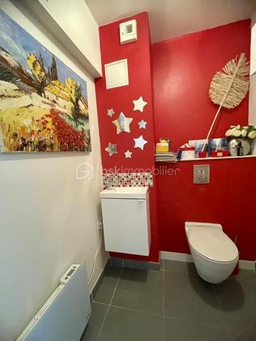 EN EXCLUSIVITÉ – AIMARGUES – GRAND APPARTEMENT 3 CHAMBRES AVEC TERRASSES

Un appartement rare par ses volumes, ses extérieurs et ses prestations !

Au cœur d’Aimargues, à proximité immédiate de tous les commerces et services, découvrez ce bel appartement de 2ᵉ étage au sein d’une résidence sécurisée.

Dès l’entrée, vous serez séduit par ses beaux volumes et sa luminosité.

La partie jour offre un agréable salon séjour avec cuisine ouverte entièrement équipée, l’ensemble bénéficiant d’un accès direct à une magnifique terrasse de plus de 38 m², idéale pour profiter des beaux jours, recevoir ou simplement se détendre.

Côté nuit, un vaste dégagement avec placard dessert trois belles chambres, dont deux disposent de placards et de portes-fenêtres ouvrant sur une seconde terrasse de plus de 24 m².

L’appartement comprend également :

Une salle d’eau avec grande douche
Des WC indépendants avec lave-mains
De nombreux rangements

Un garage fermé ainsi que 3 places de stationnement privatives complètent ce bien, un véritable atout au quotidien.

LES + DU BIEN
Deux grandes terrasses de 38 m² et 24 m² sans vis à vis
Grands Stores bannes motorisés sur terrasses
Garage fermé
3 places de parking privés
Climatisation dans la partie jour et la partie nuit
Menuiseries PVC double vitrage
Volets roulants électriques
Cuisine équipée
Nombreux rangements
Résidence sécurisée
UNE SITUATION IDÉALE

Vous profiterez d’un emplacement pratique, proche de tous les commerces et services médicaux, avec un accès rapide à l’autoroute.

Nîmes : environ 20 minutes
Montpellier : environ 30 minutes
Les plages : environ 30 minutes

Un appartement familial aux prestations recherchées, bénéficiant de deux véritables espaces extérieurs et de 4 stationnements au total.

Une opportunité à découvrir sans tarder ! Contactez moi pour organiser votre visite.