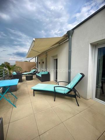 EN EXCLUSIVITÉ – AIMARGUES – GRAND APPARTEMENT 3 CHAMBRES AVEC TERRASSES

Un appartement rare par ses volumes, ses extérieurs et ses prestations !

Au cœur d’Aimargues, à proximité immédiate de tous les commerces et services, découvrez ce bel appartement de 2ᵉ étage au sein d’une résidence sécurisée.

Dès l’entrée, vous serez séduit par ses beaux volumes et sa luminosité.

La partie jour offre un agréable salon séjour avec cuisine ouverte entièrement équipée, l’ensemble bénéficiant d’un accès direct à une magnifique terrasse de plus de 38 m², idéale pour profiter des beaux jours, recevoir ou simplement se détendre.

Côté nuit, un vaste dégagement avec placard dessert trois belles chambres, dont deux disposent de placards et de portes-fenêtres ouvrant sur une seconde terrasse de plus de 24 m².

L’appartement comprend également :

Une salle d’eau avec grande douche
Des WC indépendants avec lave-mains
De nombreux rangements

Un garage fermé ainsi que 3 places de stationnement privatives complètent ce bien, un véritable atout au quotidien.

LES + DU BIEN
Deux grandes terrasses de 38 m² et 24 m² sans vis à vis
Grands Stores bannes motorisés sur terrasses
Garage fermé
3 places de parking privés
Climatisation dans la partie jour et la partie nuit
Menuiseries PVC double vitrage
Volets roulants électriques
Cuisine équipée
Nombreux rangements
Résidence sécurisée
UNE SITUATION IDÉALE

Vous profiterez d’un emplacement pratique, proche de tous les commerces et services médicaux, avec un accès rapide à l’autoroute.

Nîmes : environ 20 minutes
Montpellier : environ 30 minutes
Les plages : environ 30 minutes

Un appartement familial aux prestations recherchées, bénéficiant de deux véritables espaces extérieurs et de 4 stationnements au total.

Une opportunité à découvrir sans tarder ! Contactez moi pour organiser votre visite.