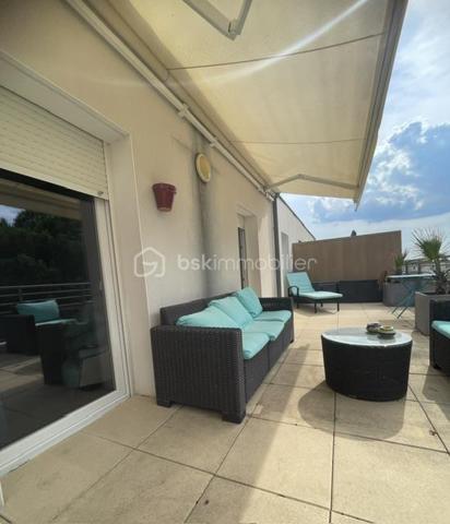 EN EXCLUSIVITÉ – AIMARGUES – GRAND APPARTEMENT 3 CHAMBRES AVEC TERRASSES

Un appartement rare par ses volumes, ses extérieurs et ses prestations !

Au cœur d’Aimargues, à proximité immédiate de tous les commerces et services, découvrez ce bel appartement de 2ᵉ étage au sein d’une résidence sécurisée.

Dès l’entrée, vous serez séduit par ses beaux volumes et sa luminosité.

La partie jour offre un agréable salon séjour avec cuisine ouverte entièrement équipée, l’ensemble bénéficiant d’un accès direct à une magnifique terrasse de plus de 38 m², idéale pour profiter des beaux jours, recevoir ou simplement se détendre.

Côté nuit, un vaste dégagement avec placard dessert trois belles chambres, dont deux disposent de placards et de portes-fenêtres ouvrant sur une seconde terrasse de plus de 24 m².

L’appartement comprend également :

Une salle d’eau avec grande douche
Des WC indépendants avec lave-mains
De nombreux rangements

Un garage fermé ainsi que 3 places de stationnement privatives complètent ce bien, un véritable atout au quotidien.

LES + DU BIEN
Deux grandes terrasses de 38 m² et 24 m² sans vis à vis
Grands Stores bannes motorisés sur terrasses
Garage fermé
3 places de parking privés
Climatisation dans la partie jour et la partie nuit
Menuiseries PVC double vitrage
Volets roulants électriques
Cuisine équipée
Nombreux rangements
Résidence sécurisée
UNE SITUATION IDÉALE

Vous profiterez d’un emplacement pratique, proche de tous les commerces et services médicaux, avec un accès rapide à l’autoroute.

Nîmes : environ 20 minutes
Montpellier : environ 30 minutes
Les plages : environ 30 minutes

Un appartement familial aux prestations recherchées, bénéficiant de deux véritables espaces extérieurs et de 4 stationnements au total.

Une opportunité à découvrir sans tarder ! Contactez moi pour organiser votre visite.