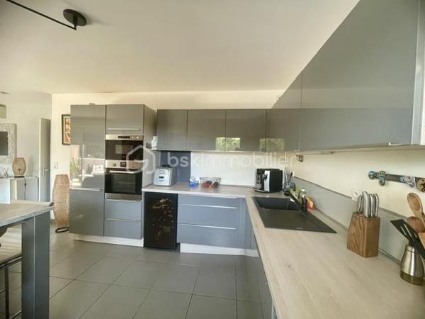 EN EXCLUSIVITÉ – AIMARGUES – GRAND APPARTEMENT 3 CHAMBRES AVEC TERRASSES

Un appartement rare par ses volumes, ses extérieurs et ses prestations !

Au cœur d’Aimargues, à proximité immédiate de tous les commerces et services, découvrez ce bel appartement de 2ᵉ étage au sein d’une résidence sécurisée.

Dès l’entrée, vous serez séduit par ses beaux volumes et sa luminosité.

La partie jour offre un agréable salon séjour avec cuisine ouverte entièrement équipée, l’ensemble bénéficiant d’un accès direct à une magnifique terrasse de plus de 38 m², idéale pour profiter des beaux jours, recevoir ou simplement se détendre.

Côté nuit, un vaste dégagement avec placard dessert trois belles chambres, dont deux disposent de placards et de portes-fenêtres ouvrant sur une seconde terrasse de plus de 24 m².

L’appartement comprend également :

Une salle d’eau avec grande douche
Des WC indépendants avec lave-mains
De nombreux rangements

Un garage fermé ainsi que 3 places de stationnement privatives complètent ce bien, un véritable atout au quotidien.

LES + DU BIEN
Deux grandes terrasses de 38 m² et 24 m² sans vis à vis
Grands Stores bannes motorisés sur terrasses
Garage fermé
3 places de parking privés
Climatisation dans la partie jour et la partie nuit
Menuiseries PVC double vitrage
Volets roulants électriques
Cuisine équipée
Nombreux rangements
Résidence sécurisée
UNE SITUATION IDÉALE

Vous profiterez d’un emplacement pratique, proche de tous les commerces et services médicaux, avec un accès rapide à l’autoroute.

Nîmes : environ 20 minutes
Montpellier : environ 30 minutes
Les plages : environ 30 minutes

Un appartement familial aux prestations recherchées, bénéficiant de deux véritables espaces extérieurs et de 4 stationnements au total.

Une opportunité à découvrir sans tarder ! Contactez moi pour organiser votre visite.