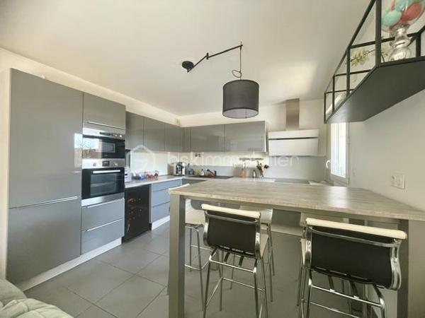 EN EXCLUSIVITÉ – AIMARGUES – GRAND APPARTEMENT 3 CHAMBRES AVEC TERRASSES

Un appartement rare par ses volumes, ses extérieurs et ses prestations !

Au cœur d’Aimargues, à proximité immédiate de tous les commerces et services, découvrez ce bel appartement de 2ᵉ étage au sein d’une résidence sécurisée.

Dès l’entrée, vous serez séduit par ses beaux volumes et sa luminosité.

La partie jour offre un agréable salon séjour avec cuisine ouverte entièrement équipée, l’ensemble bénéficiant d’un accès direct à une magnifique terrasse de plus de 38 m², idéale pour profiter des beaux jours, recevoir ou simplement se détendre.

Côté nuit, un vaste dégagement avec placard dessert trois belles chambres, dont deux disposent de placards et de portes-fenêtres ouvrant sur une seconde terrasse de plus de 24 m².

L’appartement comprend également :

Une salle d’eau avec grande douche
Des WC indépendants avec lave-mains
De nombreux rangements

Un garage fermé ainsi que 3 places de stationnement privatives complètent ce bien, un véritable atout au quotidien.

LES + DU BIEN
Deux grandes terrasses de 38 m² et 24 m² sans vis à vis
Grands Stores bannes motorisés sur terrasses
Garage fermé
3 places de parking privés
Climatisation dans la partie jour et la partie nuit
Menuiseries PVC double vitrage
Volets roulants électriques
Cuisine équipée
Nombreux rangements
Résidence sécurisée
UNE SITUATION IDÉALE

Vous profiterez d’un emplacement pratique, proche de tous les commerces et services médicaux, avec un accès rapide à l’autoroute.

Nîmes : environ 20 minutes
Montpellier : environ 30 minutes
Les plages : environ 30 minutes

Un appartement familial aux prestations recherchées, bénéficiant de deux véritables espaces extérieurs et de 4 stationnements au total.

Une opportunité à découvrir sans tarder ! Contactez moi pour organiser votre visite.