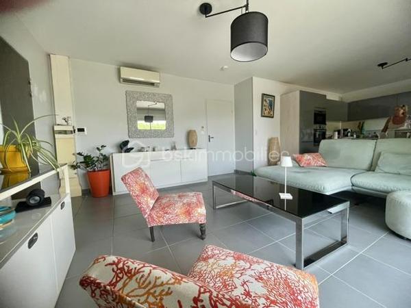 EN EXCLUSIVITÉ – AIMARGUES – GRAND APPARTEMENT 3 CHAMBRES AVEC TERRASSES

Un appartement rare par ses volumes, ses extérieurs et ses prestations !

Au cœur d’Aimargues, à proximité immédiate de tous les commerces et services, découvrez ce bel appartement de 2ᵉ étage au sein d’une résidence sécurisée.

Dès l’entrée, vous serez séduit par ses beaux volumes et sa luminosité.

La partie jour offre un agréable salon séjour avec cuisine ouverte entièrement équipée, l’ensemble bénéficiant d’un accès direct à une magnifique terrasse de plus de 38 m², idéale pour profiter des beaux jours, recevoir ou simplement se détendre.

Côté nuit, un vaste dégagement avec placard dessert trois belles chambres, dont deux disposent de placards et de portes-fenêtres ouvrant sur une seconde terrasse de plus de 24 m².

L’appartement comprend également :

Une salle d’eau avec grande douche
Des WC indépendants avec lave-mains
De nombreux rangements

Un garage fermé ainsi que 3 places de stationnement privatives complètent ce bien, un véritable atout au quotidien.

LES + DU BIEN
Deux grandes terrasses de 38 m² et 24 m² sans vis à vis
Grands Stores bannes motorisés sur terrasses
Garage fermé
3 places de parking privés
Climatisation dans la partie jour et la partie nuit
Menuiseries PVC double vitrage
Volets roulants électriques
Cuisine équipée
Nombreux rangements
Résidence sécurisée
UNE SITUATION IDÉALE

Vous profiterez d’un emplacement pratique, proche de tous les commerces et services médicaux, avec un accès rapide à l’autoroute.

Nîmes : environ 20 minutes
Montpellier : environ 30 minutes
Les plages : environ 30 minutes

Un appartement familial aux prestations recherchées, bénéficiant de deux véritables espaces extérieurs et de 4 stationnements au total.

Une opportunité à découvrir sans tarder ! Contactez moi pour organiser votre visite.