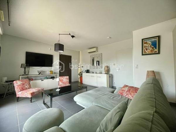 EN EXCLUSIVITÉ – AIMARGUES – GRAND APPARTEMENT 3 CHAMBRES AVEC TERRASSES

Un appartement rare par ses volumes, ses extérieurs et ses prestations !

Au cœur d’Aimargues, à proximité immédiate de tous les commerces et services, découvrez ce bel appartement de 2ᵉ étage au sein d’une résidence sécurisée.

Dès l’entrée, vous serez séduit par ses beaux volumes et sa luminosité.

La partie jour offre un agréable salon séjour avec cuisine ouverte entièrement équipée, l’ensemble bénéficiant d’un accès direct à une magnifique terrasse de plus de 38 m², idéale pour profiter des beaux jours, recevoir ou simplement se détendre.

Côté nuit, un vaste dégagement avec placard dessert trois belles chambres, dont deux disposent de placards et de portes-fenêtres ouvrant sur une seconde terrasse de plus de 24 m².

L’appartement comprend également :

Une salle d’eau avec grande douche
Des WC indépendants avec lave-mains
De nombreux rangements

Un garage fermé ainsi que 3 places de stationnement privatives complètent ce bien, un véritable atout au quotidien.

LES + DU BIEN
Deux grandes terrasses de 38 m² et 24 m² sans vis à vis
Grands Stores bannes motorisés sur terrasses
Garage fermé
3 places de parking privés
Climatisation dans la partie jour et la partie nuit
Menuiseries PVC double vitrage
Volets roulants électriques
Cuisine équipée
Nombreux rangements
Résidence sécurisée
UNE SITUATION IDÉALE

Vous profiterez d’un emplacement pratique, proche de tous les commerces et services médicaux, avec un accès rapide à l’autoroute.

Nîmes : environ 20 minutes
Montpellier : environ 30 minutes
Les plages : environ 30 minutes

Un appartement familial aux prestations recherchées, bénéficiant de deux véritables espaces extérieurs et de 4 stationnements au total.

Une opportunité à découvrir sans tarder ! Contactez moi pour organiser votre visite.
