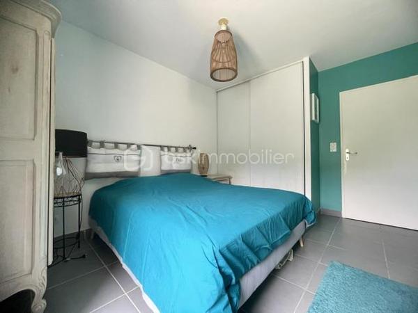 EN EXCLUSIVITÉ – AIMARGUES – GRAND APPARTEMENT 3 CHAMBRES AVEC TERRASSES

Un appartement rare par ses volumes, ses extérieurs et ses prestations !

Au cœur d’Aimargues, à proximité immédiate de tous les commerces et services, découvrez ce bel appartement de 2ᵉ étage au sein d’une résidence sécurisée.

Dès l’entrée, vous serez séduit par ses beaux volumes et sa luminosité.

La partie jour offre un agréable salon séjour avec cuisine ouverte entièrement équipée, l’ensemble bénéficiant d’un accès direct à une magnifique terrasse de plus de 38 m², idéale pour profiter des beaux jours, recevoir ou simplement se détendre.

Côté nuit, un vaste dégagement avec placard dessert trois belles chambres, dont deux disposent de placards et de portes-fenêtres ouvrant sur une seconde terrasse de plus de 24 m².

L’appartement comprend également :

Une salle d’eau avec grande douche
Des WC indépendants avec lave-mains
De nombreux rangements

Un garage fermé ainsi que 3 places de stationnement privatives complètent ce bien, un véritable atout au quotidien.

LES + DU BIEN
Deux grandes terrasses de 38 m² et 24 m² sans vis à vis
Grands Stores bannes motorisés sur terrasses
Garage fermé
3 places de parking privés
Climatisation dans la partie jour et la partie nuit
Menuiseries PVC double vitrage
Volets roulants électriques
Cuisine équipée
Nombreux rangements
Résidence sécurisée
UNE SITUATION IDÉALE

Vous profiterez d’un emplacement pratique, proche de tous les commerces et services médicaux, avec un accès rapide à l’autoroute.

Nîmes : environ 20 minutes
Montpellier : environ 30 minutes
Les plages : environ 30 minutes

Un appartement familial aux prestations recherchées, bénéficiant de deux véritables espaces extérieurs et de 4 stationnements au total.

Une opportunité à découvrir sans tarder ! Contactez moi pour organiser votre visite.