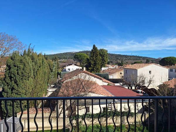 Appartement T3 69 m² - Dernier étage avec ascenseur - Terrasse 12 m² - Garage - Résidence récente 2022 - Eyguières