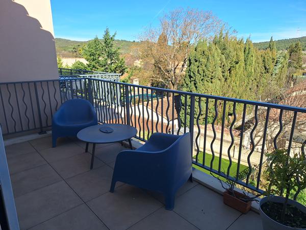 Appartement T3 69 m² - Dernier étage avec ascenseur - Terrasse 12 m² - Garage - Résidence récente 2022 - Eyguières