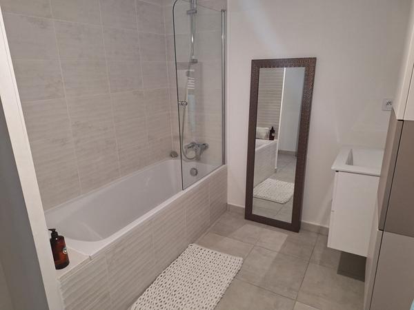 Appartement T3 69 m² - Dernier étage avec ascenseur - Terrasse 12 m² - Garage - Résidence récente 2022 - Eyguières