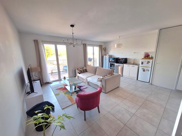 Appartement T3 69 m² - Dernier étage avec ascenseur - Terrasse 12 m² - Garage - Résidence récente 2022 - Eyguières