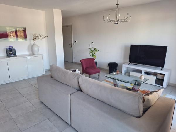 Appartement T3 69 m² - Dernier étage avec ascenseur - Terrasse 12 m² - Garage - Résidence récente 2022 - Eyguières